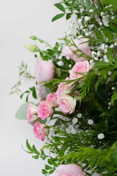 Weiße Bonbonniere mit frischen Blumen FRÜHLINGSFARBEN